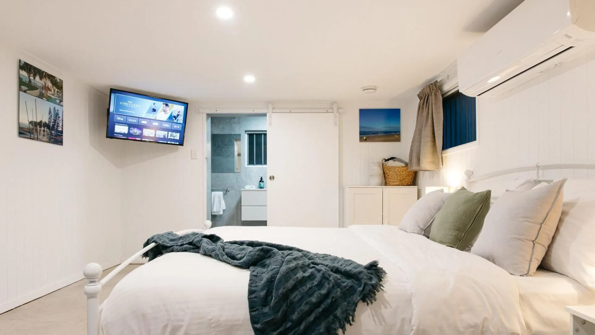 Moffat Beach Coastal Contemporary Unit B Caloundra